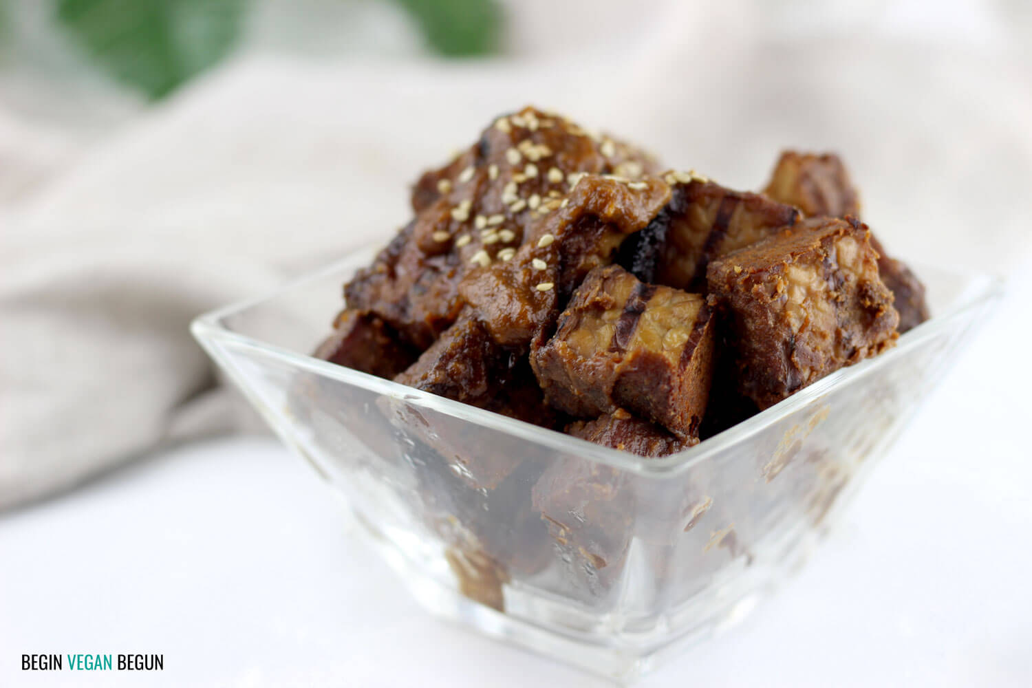 Tempeh marinado con crema de cacahuete (salsa satay)